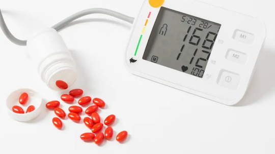 Tinjauan Pustaka: Penegakan Diagnosis Krisis Hipertensi Tinjauan Pustaka: Penegakan Diagnosis Krisis Hipertensi