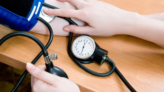 Hipertensi Intradialisis pada Gagal Ginjal Kronis Hipertensi Intradialisis pada Gagal Ginjal Kronis